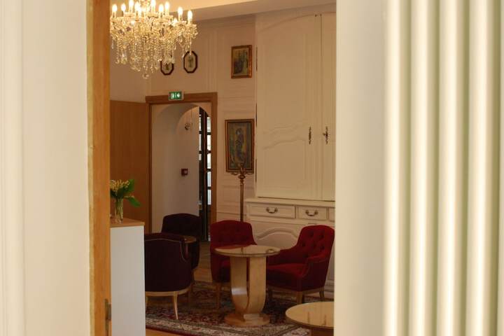 Lounge 38 of 53