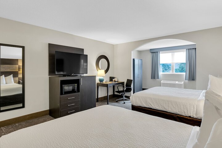 2 Queen Beds (13 of 17)