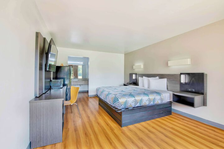 1 King Bed (4 of 7)