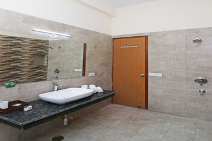 Room 2 of 37
