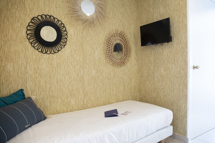 Room 16 of 80