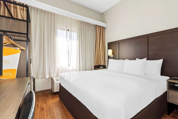 1 Double Bed Suite Accessible (2 of 15)