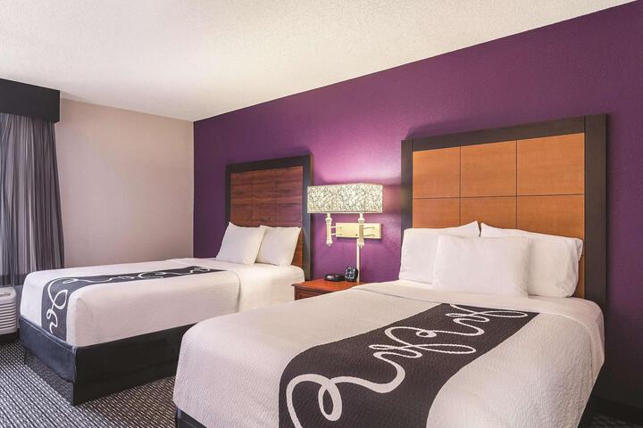 2 Double Beds (5 of 5)