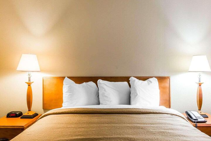 1 Queen Bed (7 of 11)