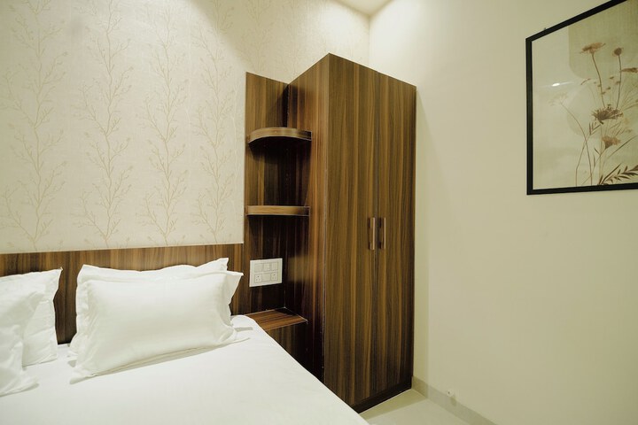 Room 3 of 8