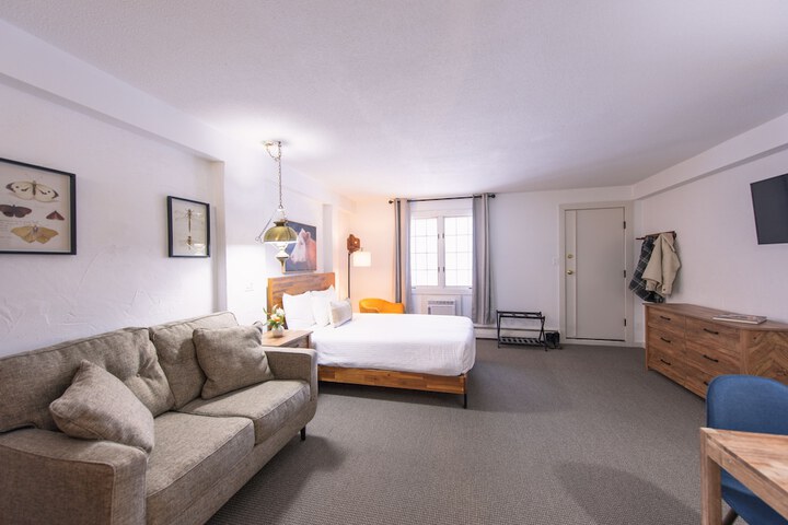 Superior 1 Queen and 1 Double Bed Queen Bed (6 of 26)