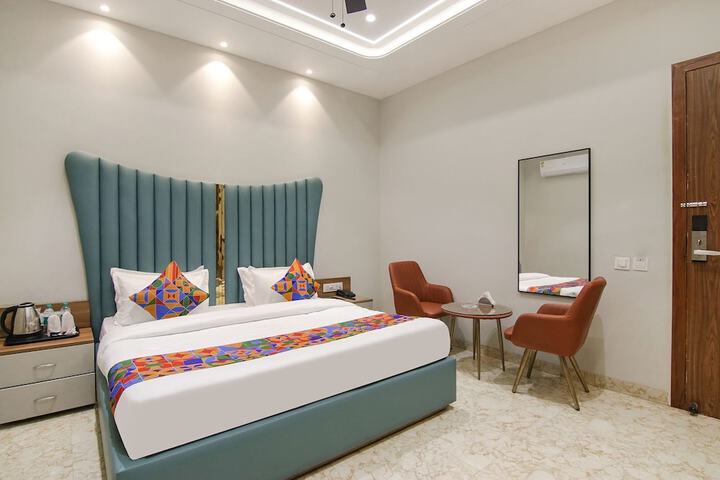 Room 4 of 8