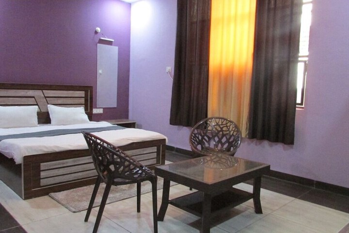 Room 10 of 16