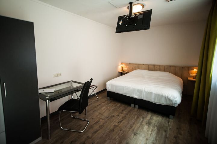Room 5 of 32