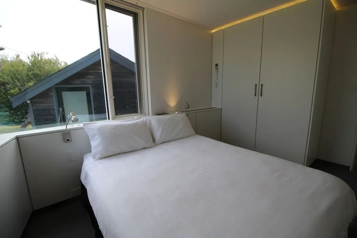 Room 5 of 9