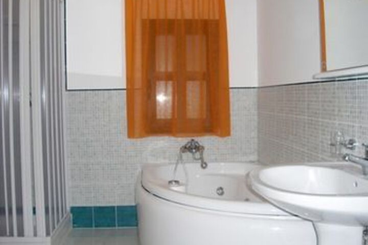 Room 2 of 25