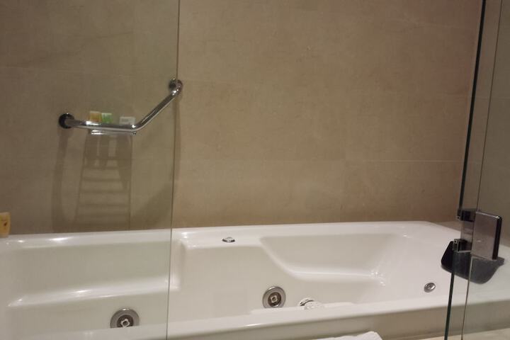 Jetted tub