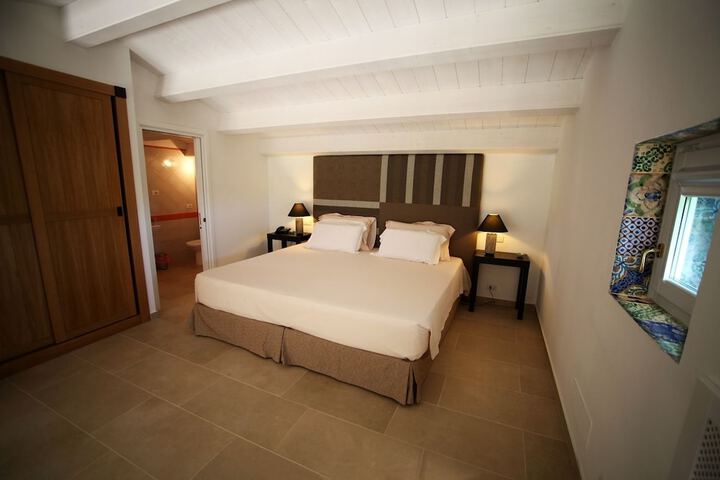 Room 13 of 37