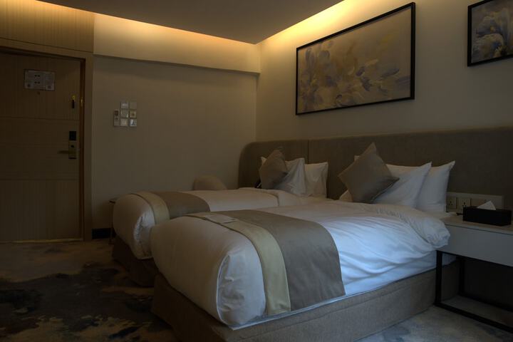 Room 25 of 47
