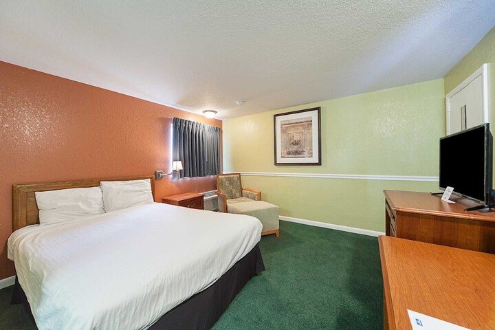 1 Queen Bed (9 of 18)