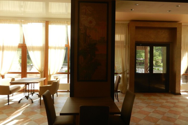 Dining 9 of 55