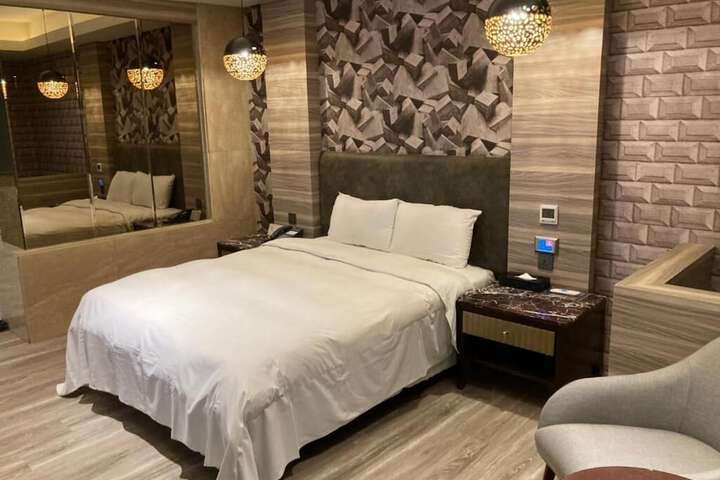 Room 27 of 48