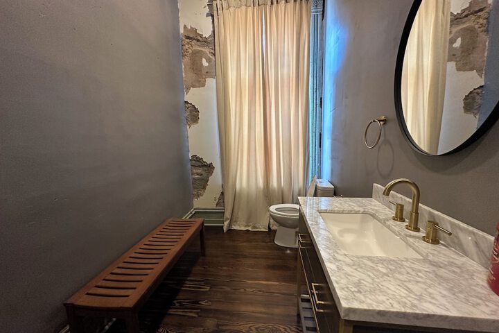 Room 51 of 76