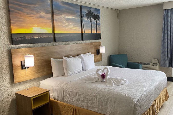 1 King Bed Deluxe Room (6 of 11)