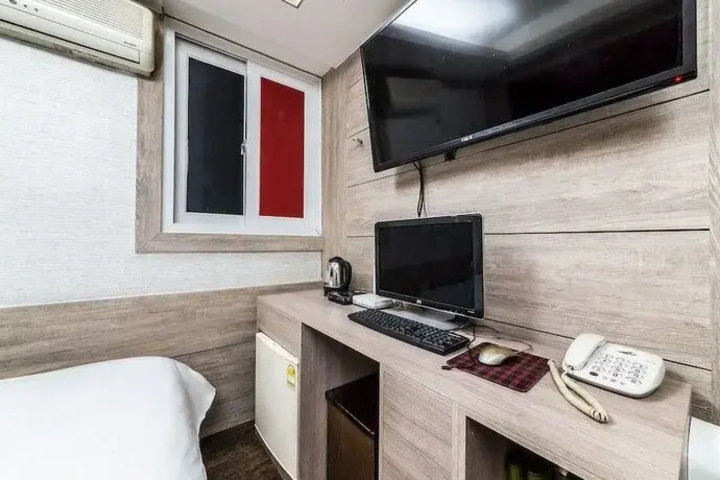 Room 4 of 4