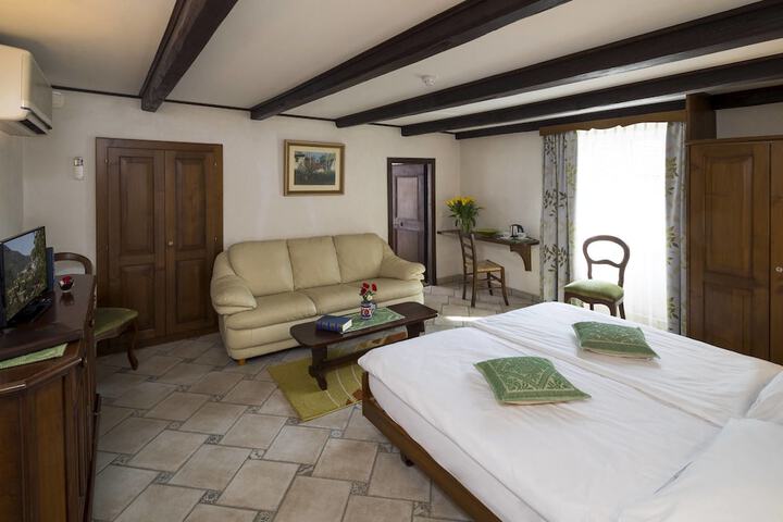 Room 3 of 38