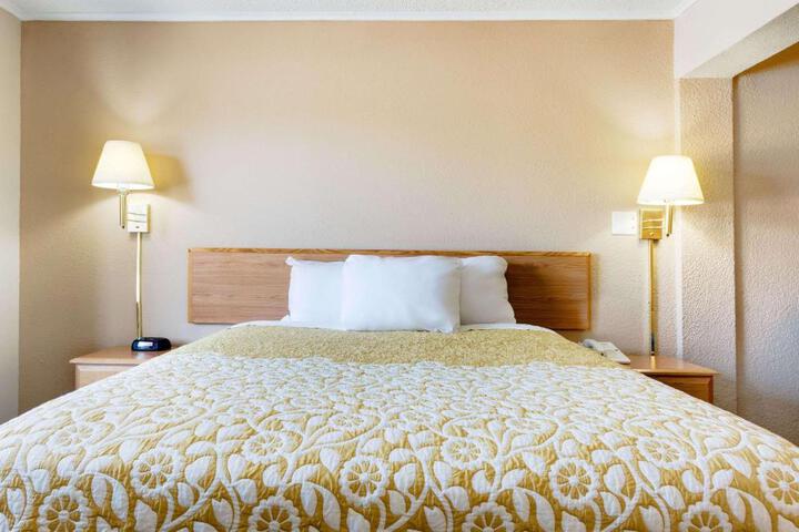 1 King Bed (2 of 2)