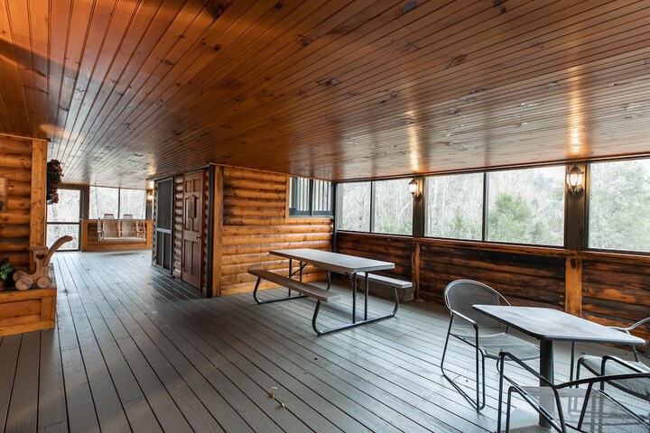 Cabin w Pool Access Chefs Kitchen in Gatlinburg, TN