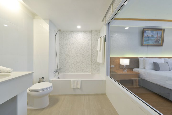 Room 52 of 101