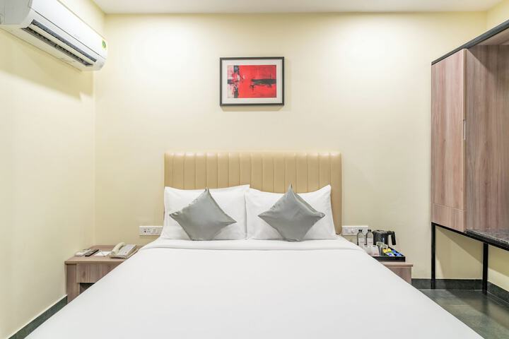 Room 5 of 9