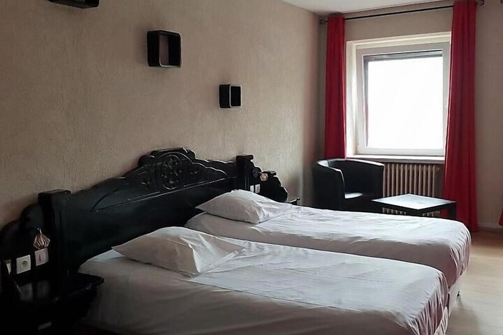 Room 11 of 40