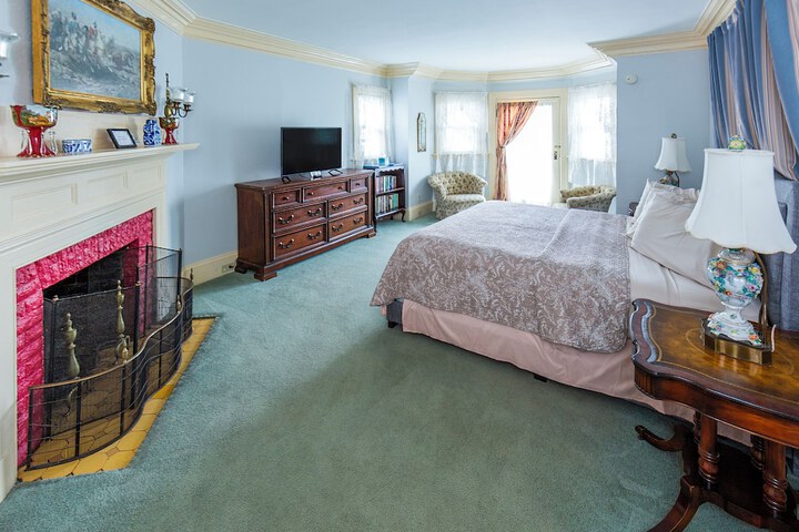 Room 13 of 37