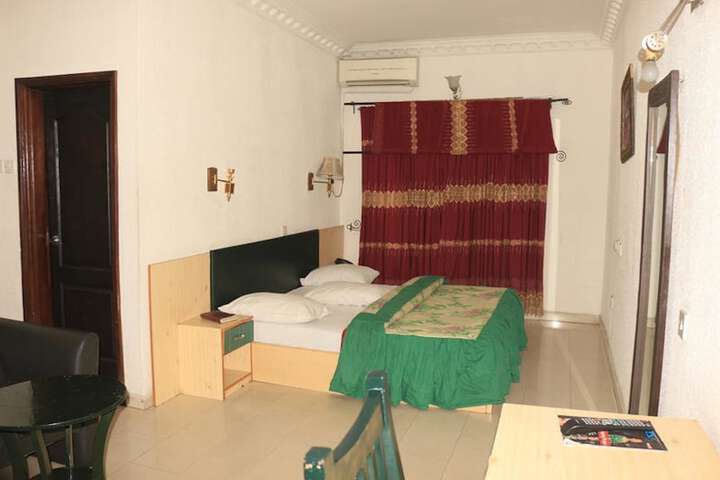 Room 9 of 18