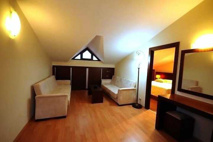 Room 7 of 14