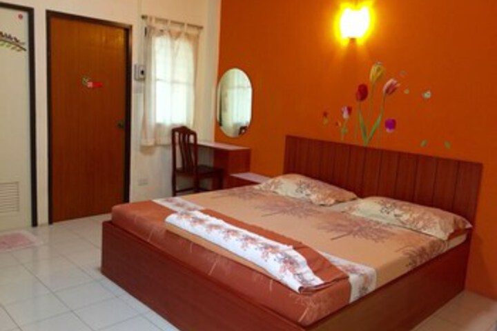 Room 6 of 13