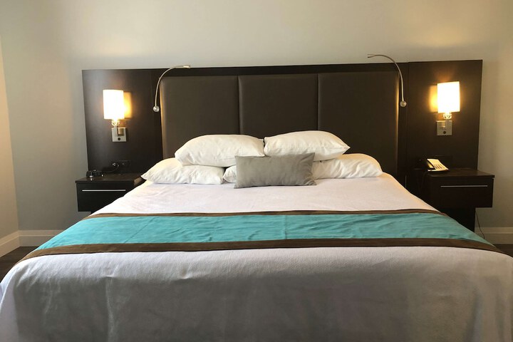 1 King Bed Modern Design Sofa Bed Microwave and Refrigerator High Speed Internet Accessible Work Desk Full Breakfast (4 of 13)