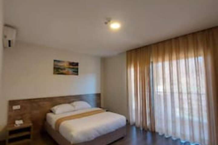 Room 11 of 27