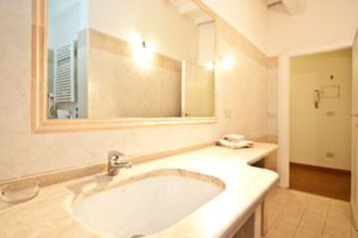Room 2 of 10