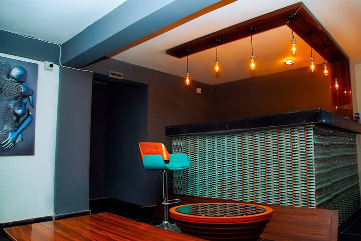 Lounge 31 of 36