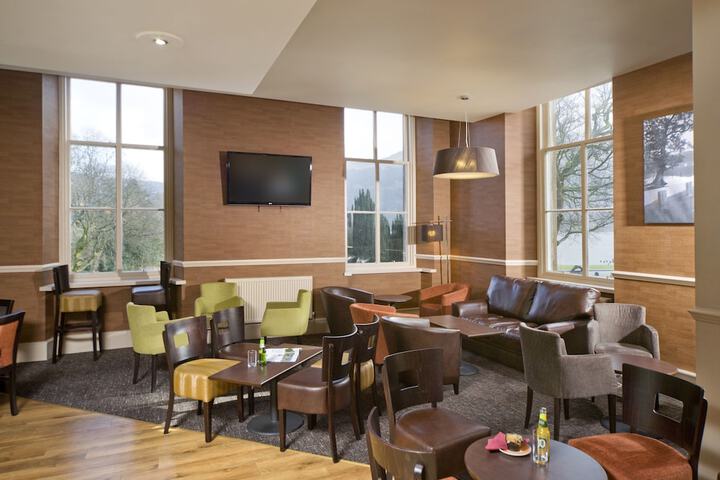 Lounge 54 of 79