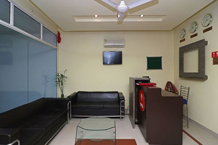 OYO 389 HOTEL APPLEE INN