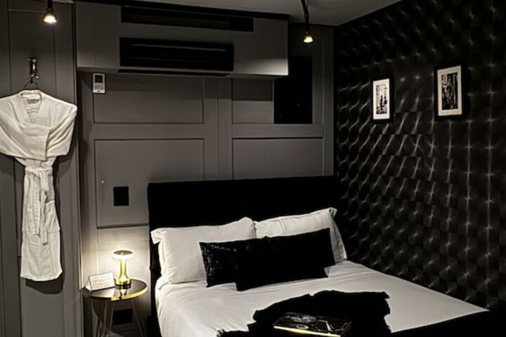 Room 10 of 99