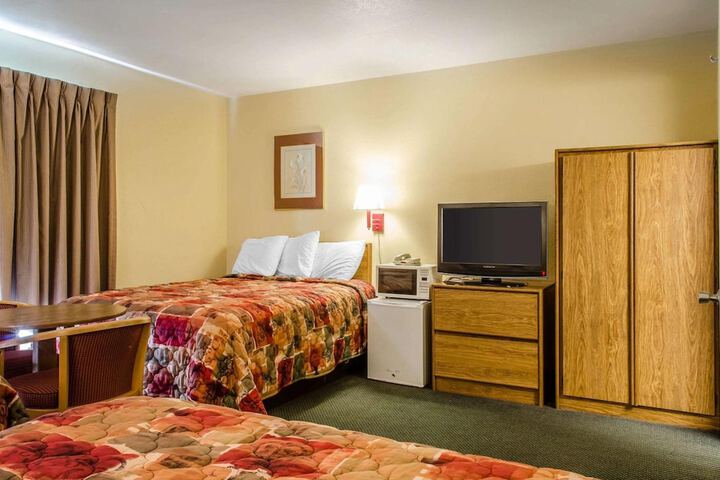 2 Queen Beds (8 of 14)