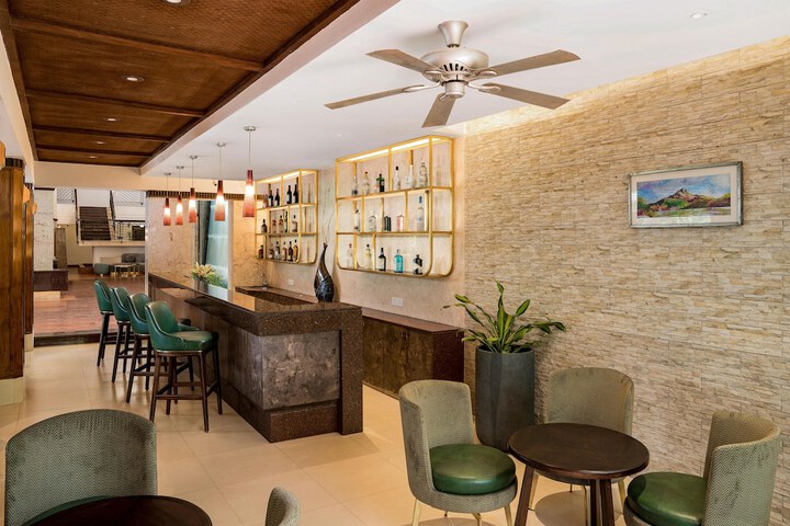 Lounge 51 of 64