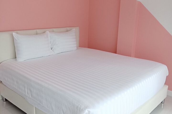 Room 2 of 77