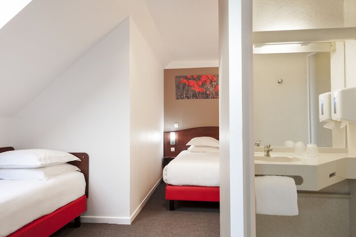 Room 7 of 28