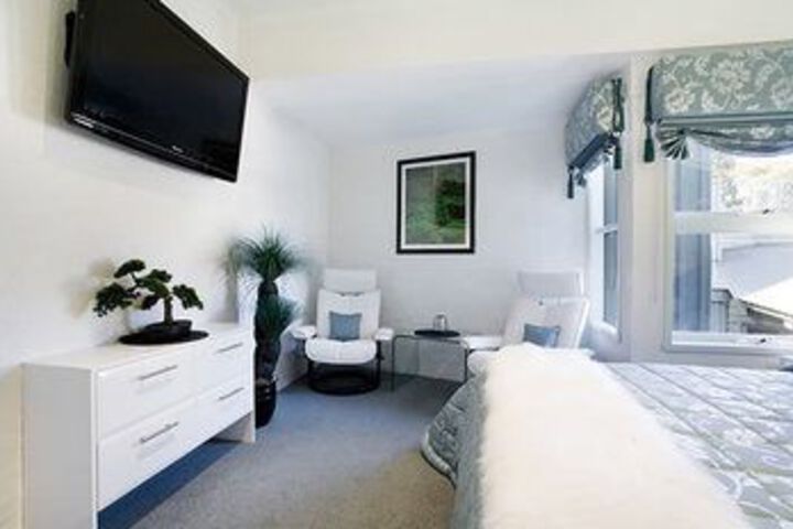 Room 4 of 7
