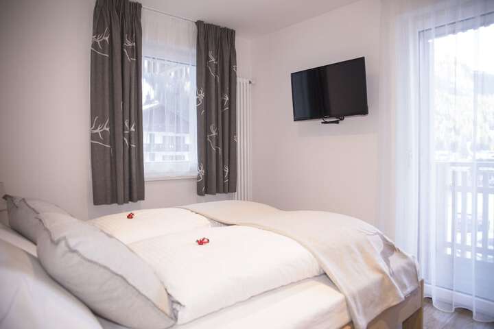 Room 4 of 33