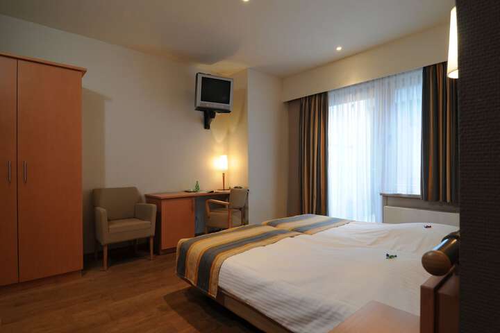 Room 6 of 39