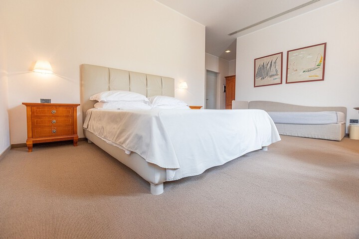 Room 5 of 74