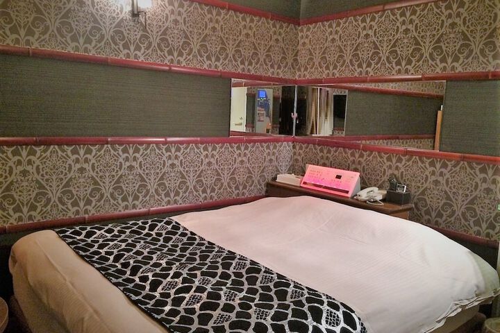 Room 7 of 9